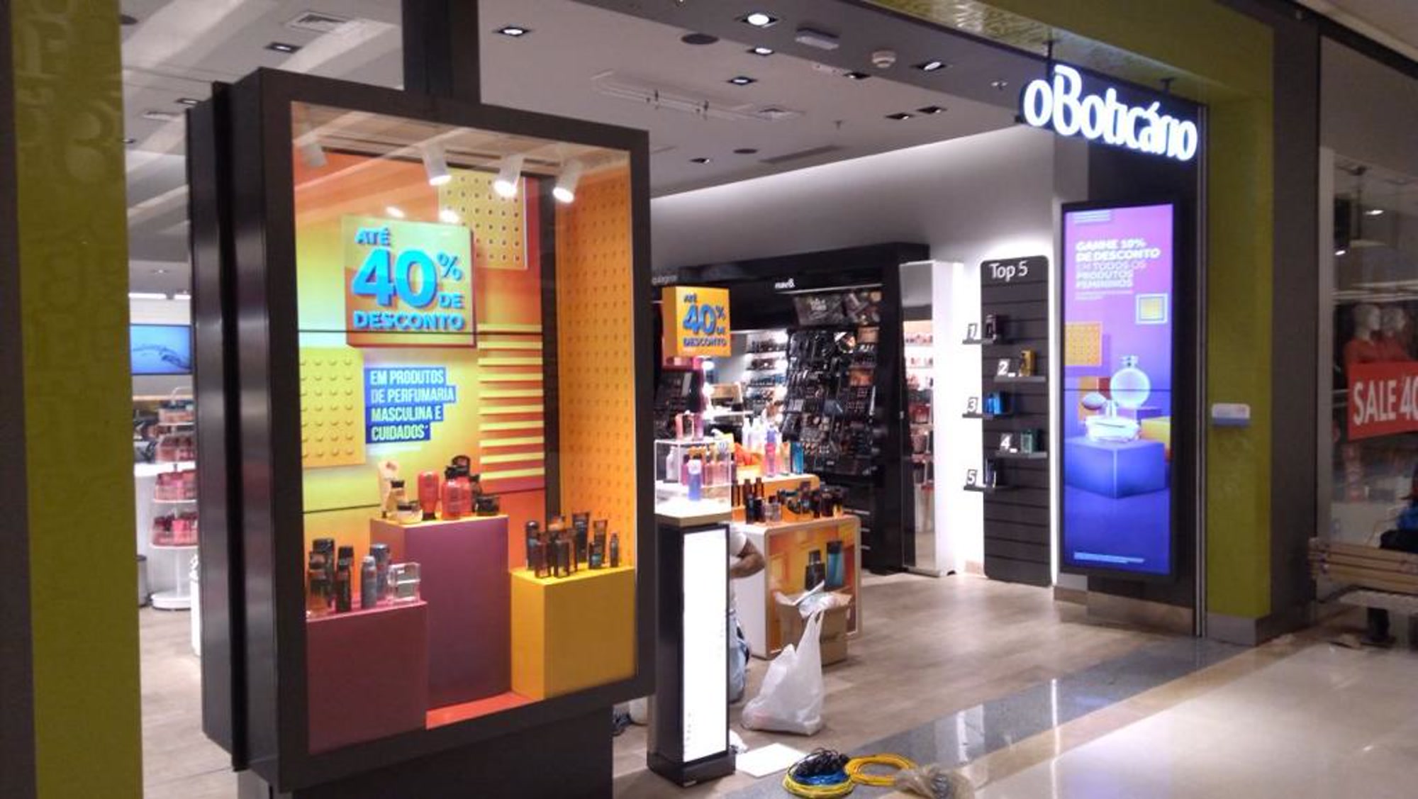 O Boticario storefront with portrait digital displays integrated into the retail design