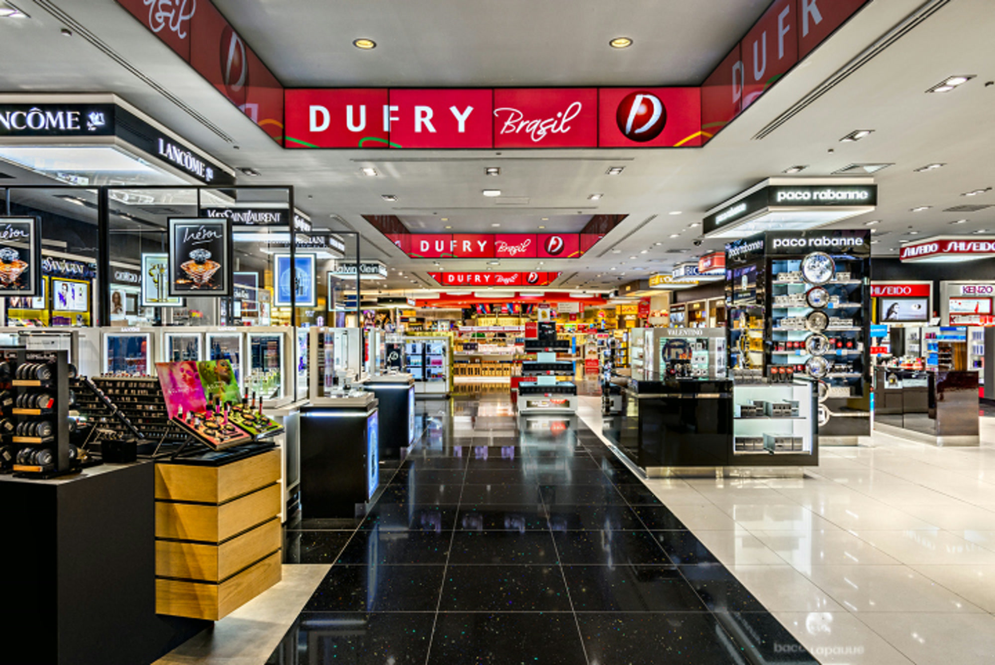 Wide Dufry retail environment with integrated illuminated visual systems